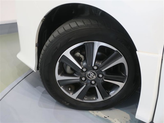 タイヤサイズは、205/60R16インチです。