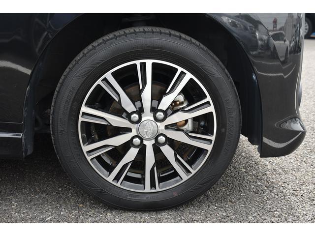 純正のアルミホイールは高い剛性を持ち、スバル車の走行安定性に貢献します。