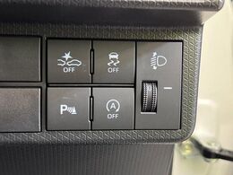 【スマートアシスト】走行中に前方の車両等を認識し、衝突しそうな時は警報とブレーキで衝突回避と被害軽減をアシスト。より安全にドライブをお楽しみいただけます。