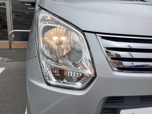 【LED・HIDヘッドライト】　ハロゲンヘッドライトに比べて大光量で、遠方視認性を向上させてくれる為、悪天候や夜間の運転をより安全にサポートしてくれます
