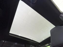 【パノラマルーフ】大型のガラスルーフ搭載で車内の解放感が一気にアップ！開放的なドライブをお楽しみいただけます。