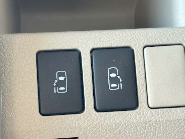 両側自動ドアのスイッチも運転席にあります！安全確認をしながらの操作が出来ますので、小さなお子様がいても安心ですよ！