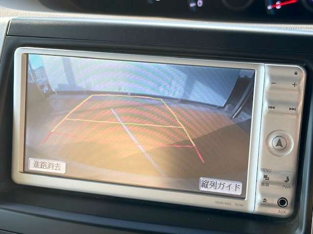 バックカメラがついて後方確認が簡単にできます！苦手としている車庫入れ等も安心して出来ますね！凄く需要の高い装備ですので、最初から付いていれば言う事なしですよね！？