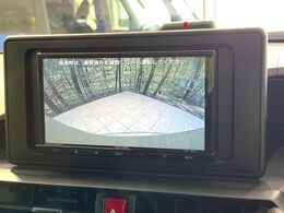 【バックカメラ】駐車時に後方がリアルタイム映像で確認できます。大型商業施設や立体駐車場での駐車時や、夜間のバック時に大活躍！運転スキルに関わらず、今や必須となった装備のひとつです！