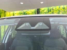 【スマートアシスト】走行中に前方の車両等を認識し、衝突しそうな時は警報とブレーキで衝突回避と被害軽減をアシスト。より安全にドライブをお楽しみいただけます。