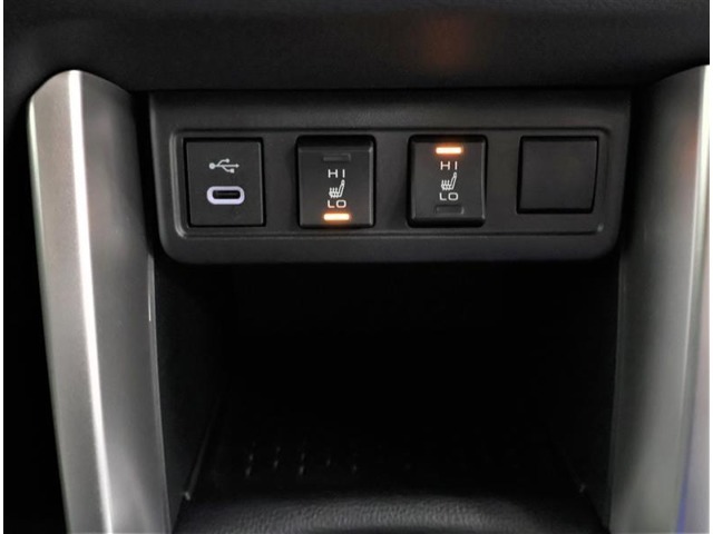 シートヒーター付：寒い日や夏の冷房中の冷えやすい肩・腰・脚部を暖めるシートヒーターが運転席・助手席に装備されています！Hi‐Loの切り替えも可能です♪