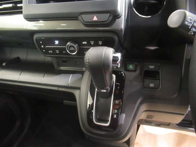 U-Carの販売だけでなく自動車保険、携帯電話の販売も行っております。