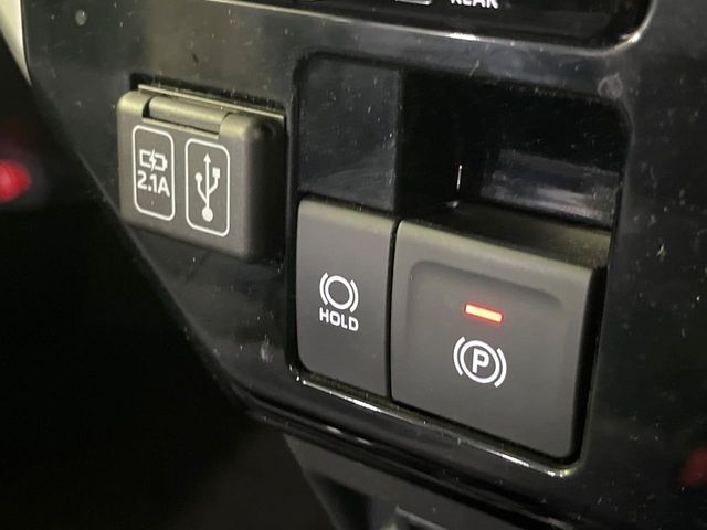 【オートブレーキホールド】信号待ちや渋滞で停車時にブレーキから足を離しても、停止状態を保持してくれます。前進するときはアクセルを踏めば自動で解除されるので安心♪街乗り運転が楽になります♪