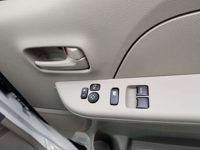 ☆お車についた傷やヘコミ、事故の修理もハヤシにお任せください。自社鈑金工場で修理ができますの安心です☆