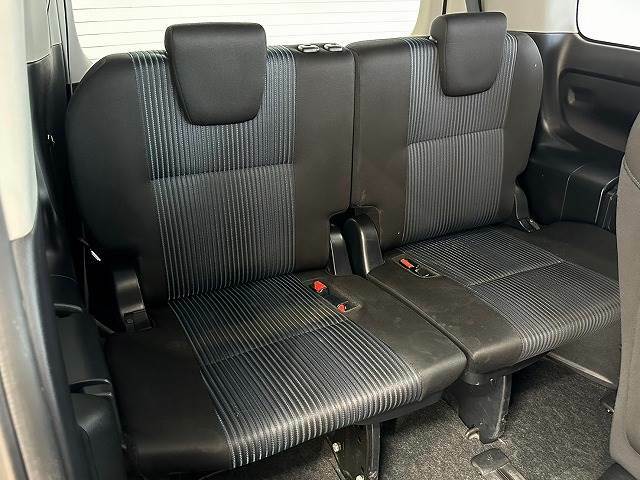 サードシートも大人二人が乗っても十分なスペースが確保されています。