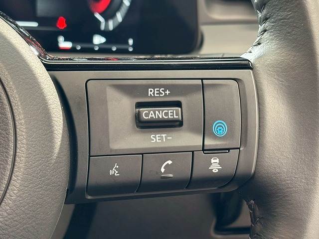 【レーダークルーズコントロール】装備車両です。レーダーやカメラを使って前を走るクルマの状況を検知して速度を調整してくれます。遠距離ドライブの高速道路などでは大活躍で疲労軽減に役立ちます。