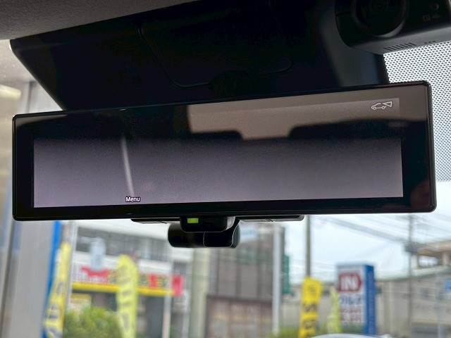 【インテリジェントルームミラー】を搭載しております。ミラーにより後方確認ができますので、駐車の際などに役立ちます。