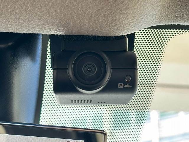 ドライブレコーダーを装備してます。万が一の事故や運転中のトラブルなど、映像が録画されているとひと安心な必須装備ですね。