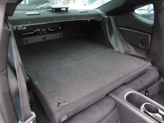 リアシートを倒せば、トランクスルーになります！　長い物も積み込可能です！