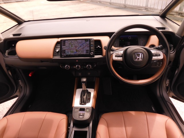 視界広々で非常に運転しやすくロングドライブでも疲れを感じさせないすっきりとまとまったインパネ周りです。