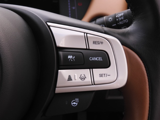 【アダプティブクルーズコントロール】予め設定した車速内でクルマが自動的に加減速。前走車との適切な車間距離を維持しながら追従走行します。【LKAS】車線維持支援システムでステアリング操作を支援。