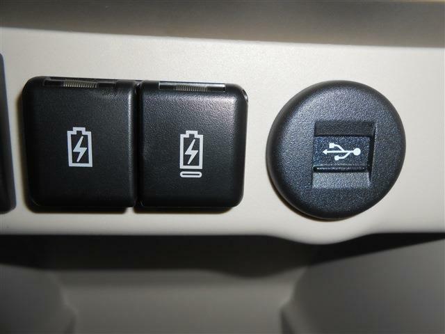 ディスプレイオーディオ用USBソケットと、充電用USBソケットタイプA、タイプCが装備されています。