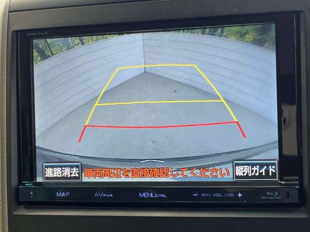 【バックカメラ】駐車時に後方がリアルタイム映像で確認できます。大型商業施設や立体駐車場での駐車時や、夜間のバック時に大活躍！運転スキルに関わらず、今や必須となった装備のひとつです！