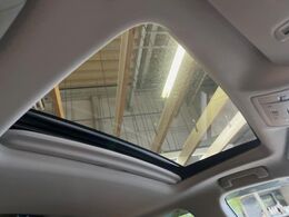 【サンルーフ】開放感たっぷりの希少装備、サンルーフが装着されています！車内に明かりを取り入れたり景色を楽しむ以外にも、車内の空気も簡単に換気できて快適です！