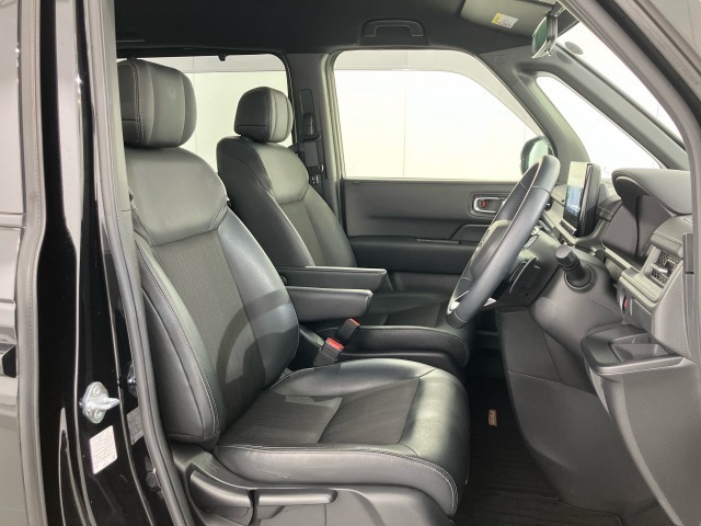乗降がしやすい運転席。高さが調節できて小柄な女性でもベストポジションをとることができます。