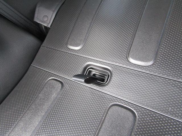 荷室からでもシートスライドできるストラップです。