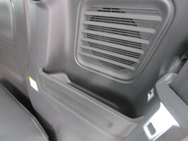 リアクォーターポケットには便利なアクセサリーソケットがあります。