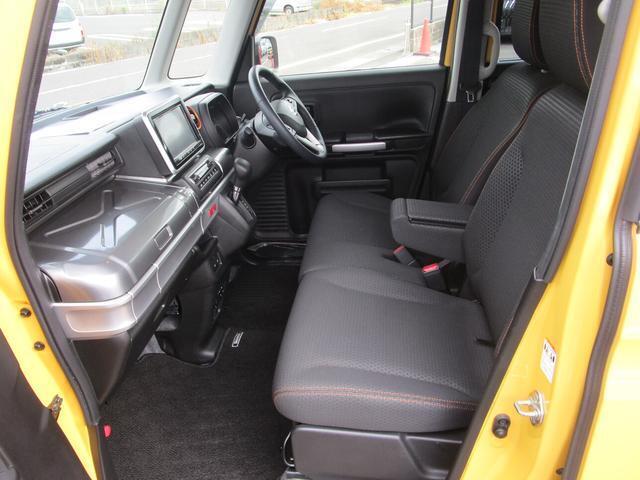 フロントシートはベンチシートです。インパネシフトで足元は広々。運転席と助手席はウォークスルーできます。