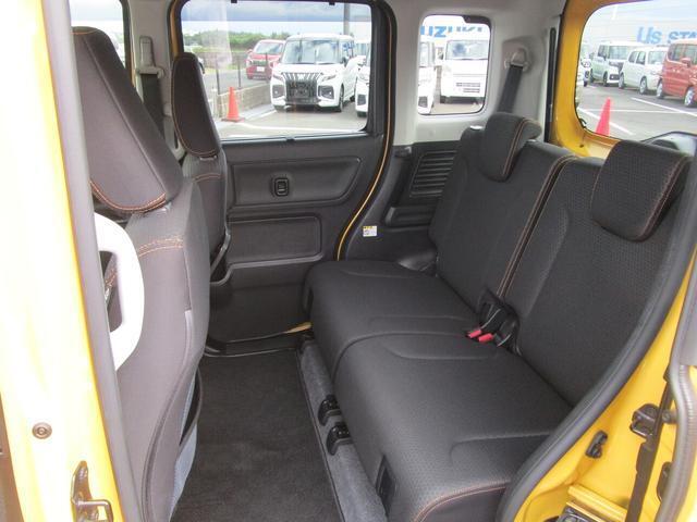 前後のシート間隔を余裕を持たせることでゆったり座れる後席となっております♪