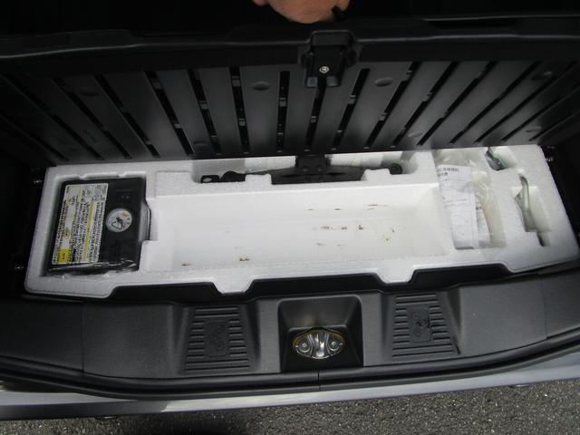 トランクルームには工具とパンク修理キットがあります。