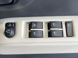【電動格納ミラー】サイドミラーは電動格納式となっており、狭い駐車場でもキズがつくリスクを抑えられます。