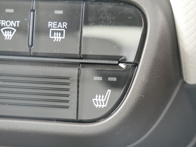 【シートヒーター】　雨の日などの冷えた車内でも、シートから冷えた体をじんわりと暖めてくれます。