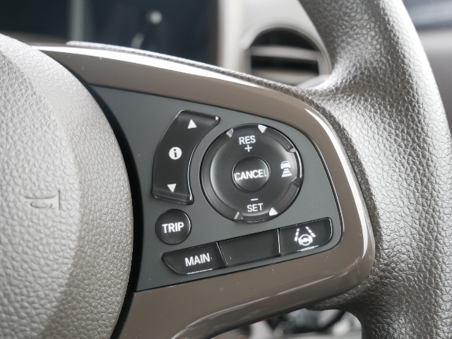 【ACC〈アダプティブ・クルーズ・コントロール〉】予め設定した車速内でクルマが自動的に加減速。前走車との適切な車間距離を維持しながら追従走行しドライバーの運転負荷を軽減します。