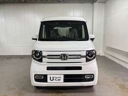 シンプルなマスクと丸目のヘッドライトが目を引くデザインのお車です♪