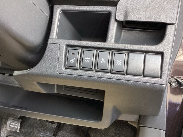 冬季はエンジンが温まるまで寒い！けどすぐに温まるシートヒーターで、ぽかぽか快適ドライブを。