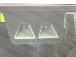 【スマートアシスト】走行中に前方の車両等を認識し、衝突しそうな時は警報とブレーキで衝突回避と被害軽減をアシスト。より安全にドライブをお楽しみいただけます。