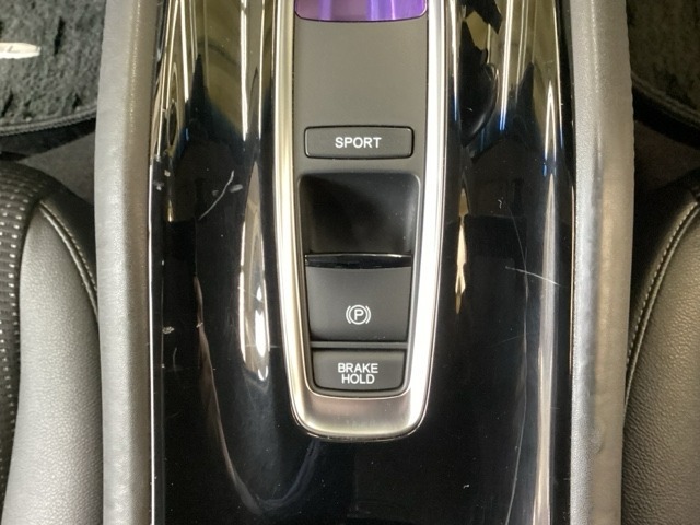 セレクトレバーの下に電子制御パーキングブレーキがあります。スイッチひとつで、停車した地点の傾斜などをシステムが検知・判断してブレーキ力を自動的に最適制御し、しっかり停車できるパーキングシステムです。