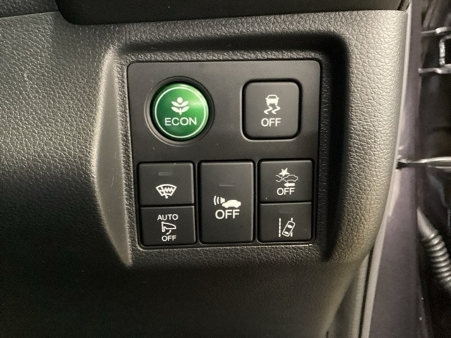 Hondaセンシング用の、VSA（ABS＋TCS＋横滑り抑制）解除とレーンキープアシストシステムのメインスイッチなどはハンドルの右側に装備しています。燃費に役立つECONボタンもここです。