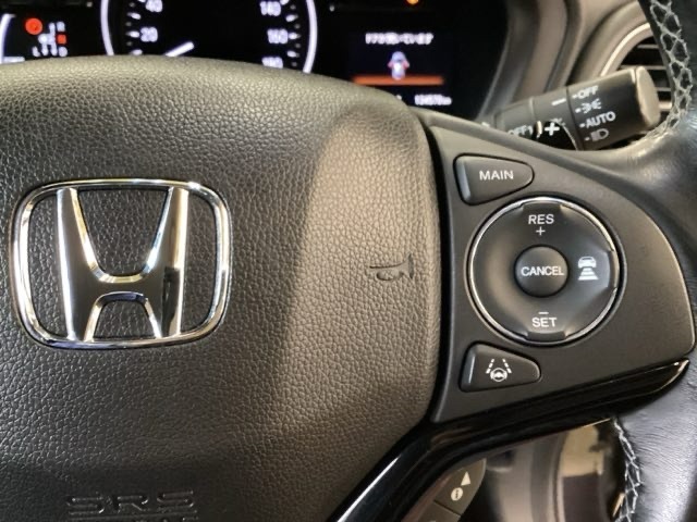 ハンドルにHondaセンシング系のクルーズコントロールやレーンキープアシストなどの操作スイッチが装備されています。ハンドルから手を離さず安全に操作できます。