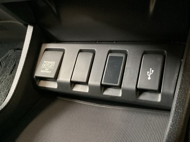 アクセサリーソケットはUSBのアダプターなどをつければ、スマホの充電にも使えます。横にはナビゲーション用の外部入力可能なUSB端子がついており、周辺には物が置けるトレーがついています。