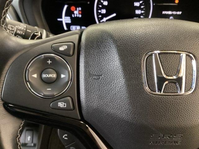ステアリングスイッチがついていますので、オーディオのチャンネル変更、ボリューム、ジャンル変更が操作可能です。ハンドルから手を離さず安全に操作できます。