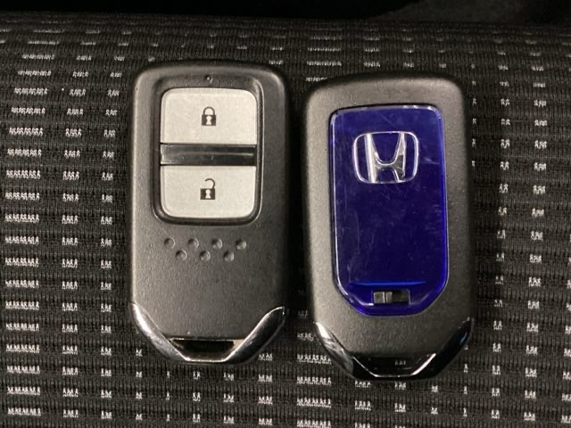 スマートキーを装備しています。鍵を差し込むことなくドアロックの開け閉めと、スタートボタン操作でのエンジンスタートができます。スペアキーも同じものを用意しております。