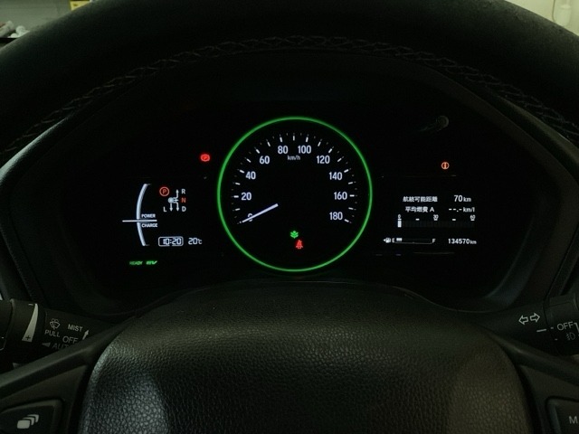 ハイブリット車専用のメーターです。中央のスピードメーターより左右のサブデスプレイで燃費や動力伝達などの情報が見れるようになっています。