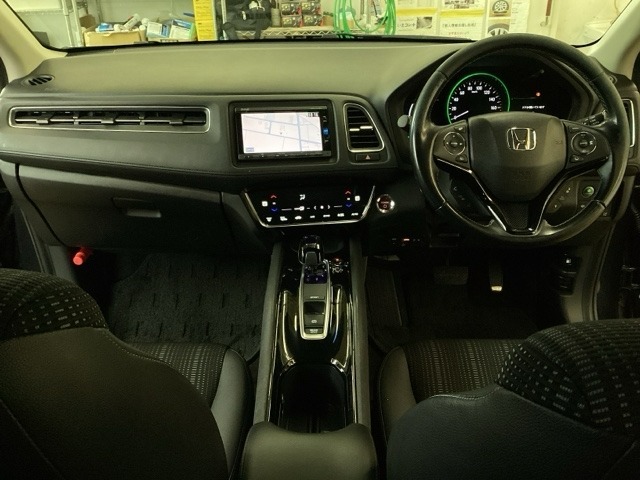 車内は光触媒抗菌消臭施工済です。インパネ周りはスタイリッシュなデザインで機能や装備も充実しています。グローブボックスやカップホルダーのほかにトレーなどたくさんの収納スペースが付いています。