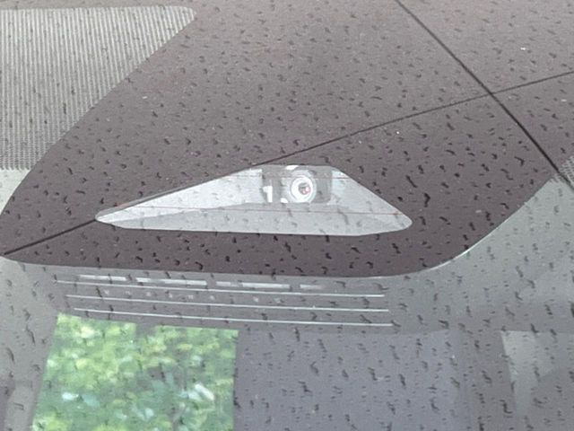 【トヨタセーフティセンス】走行中に前方の車両等を認識し、衝突しそうな時は警報とブレーキで衝突回避と被害軽減をアシスト。より安全にドライブをお楽しみいただけます。