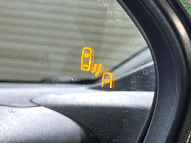 【ブラインドスポットモニター】走行中、ドアミラーの死角になりやすい箇所に後続車が接近するとサイドミラーのレンズに警告を表示！ドライバーに注意喚起をしてくれます。