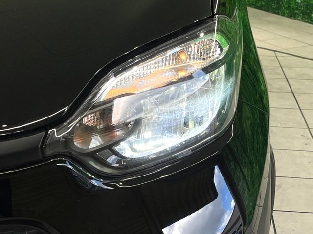 【LEDヘッドライト】悪天候や夜間走行時も良好な視界を確保し安心して運転できる高輝度LEDヘッドライトを装備！点灯速度が早く、消費電力も抑えられています。