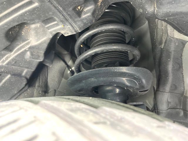 お車を安心してお乗りいただく為には、足回りの定期点検が欠かせません。サービスサポート（有償保証）では無料点検もご提供しており、安心のカーライフをお過ごしいただけるサポート体制が整っています。