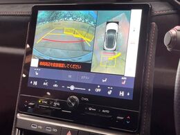 【パノラミックビューモニター】専用のカメラにより、上から見下ろしたような視点で360度クルマの周囲を確認することができます☆死角部分も確認しやすく、狭い場所での切り返しや駐車もスムーズに行えます。