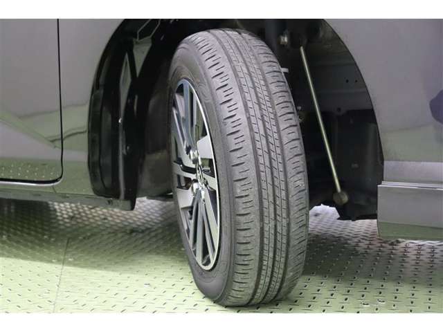 タイヤサイズ　165/65R14。スタイリッシュなデザインの純正アルミホイールを装着しています。