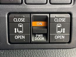 【両側パワースライドドア】スマートキーや運転席のスイッチで後席両側スライドドアの開閉が可能♪電動だから力を入れてドアを開ける必要が無く、小さなお子様でも簡単に開け閉めでき快適です♪